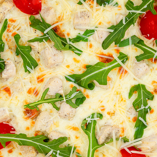 Пицца на тонком тесте «Цезарь» с курицей