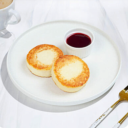 Сырники с клубничным соусом 2 шт, 180 г