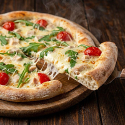 Пицца на тонком тесте «Цезарь» с курицей~640 гр.